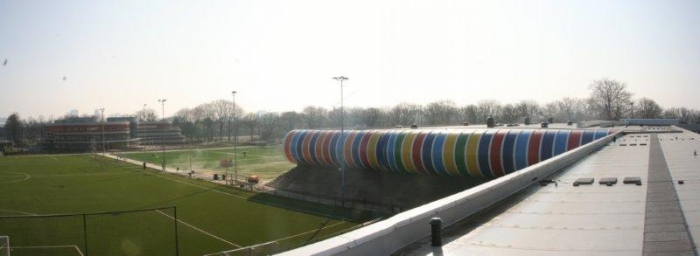 De Energiedaken van de sporthal en de school zijn op elkaar aangesloten.