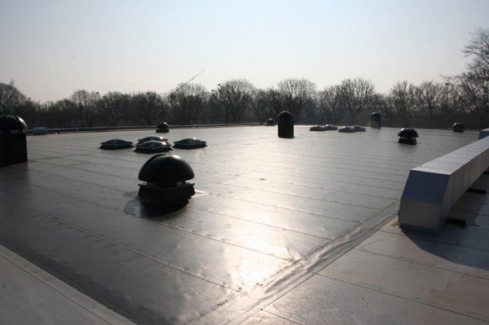 In twee clusters gesitueerde ServiceUnits verbinden het 700 m2 leidingensysteem.