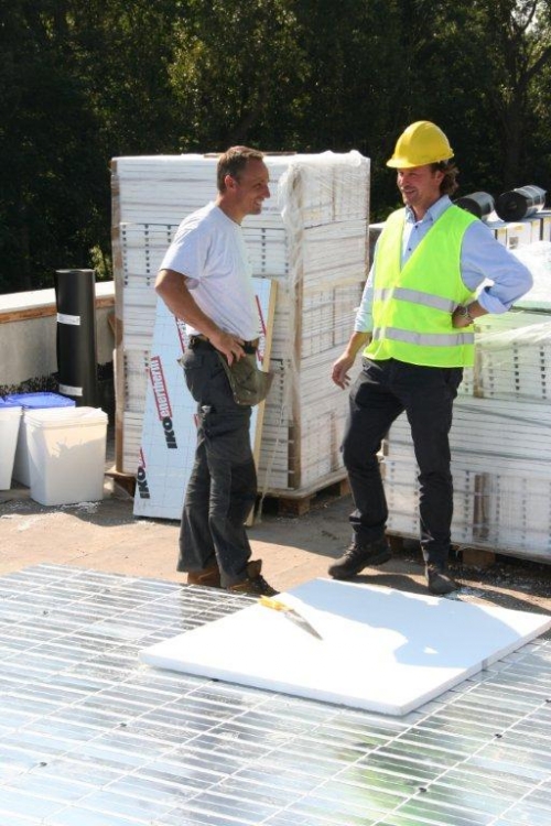Opdrachtgever Martin Bakker van Voormolen Dakbedekkingen (met helm) en uitvoerend voorman Marcel van der Meijs