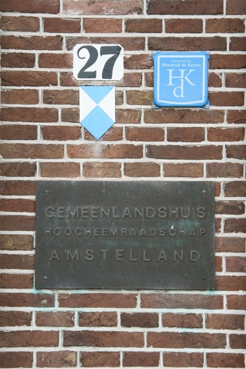 Muurplaat naast de voordeur