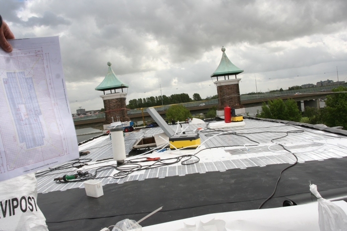Dak in uitvoering met het ontwerp als leidraad