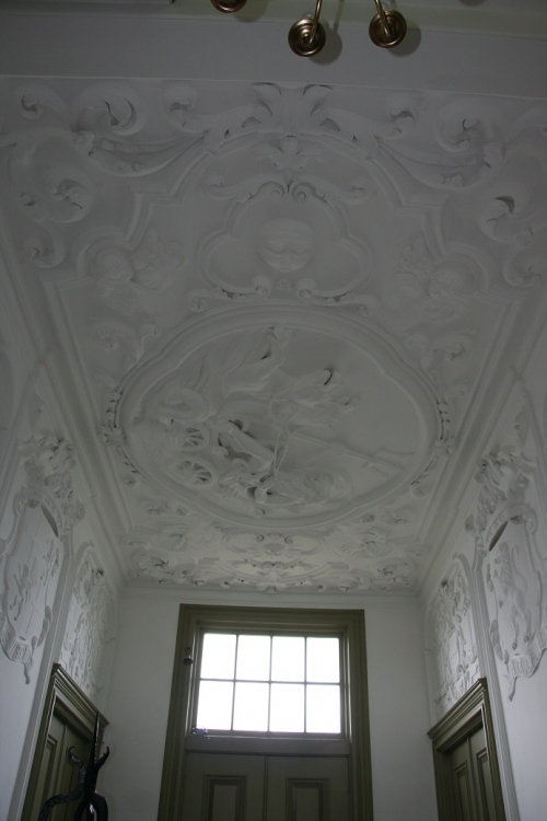 Gerestaureerd plafond in de centrale hal