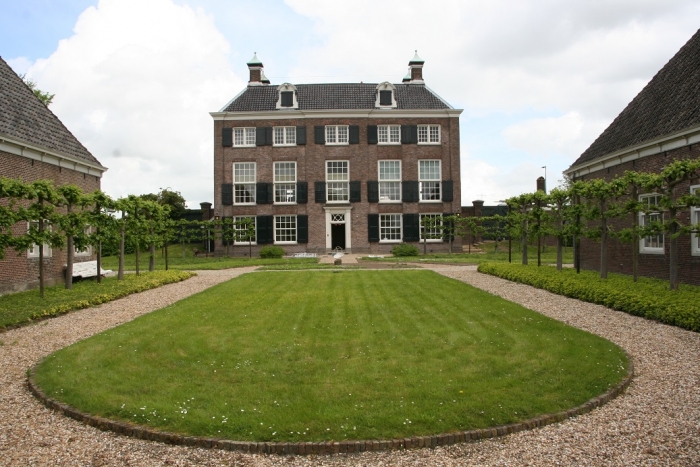 Het prachtige gebouw vanuit de tuin gezien